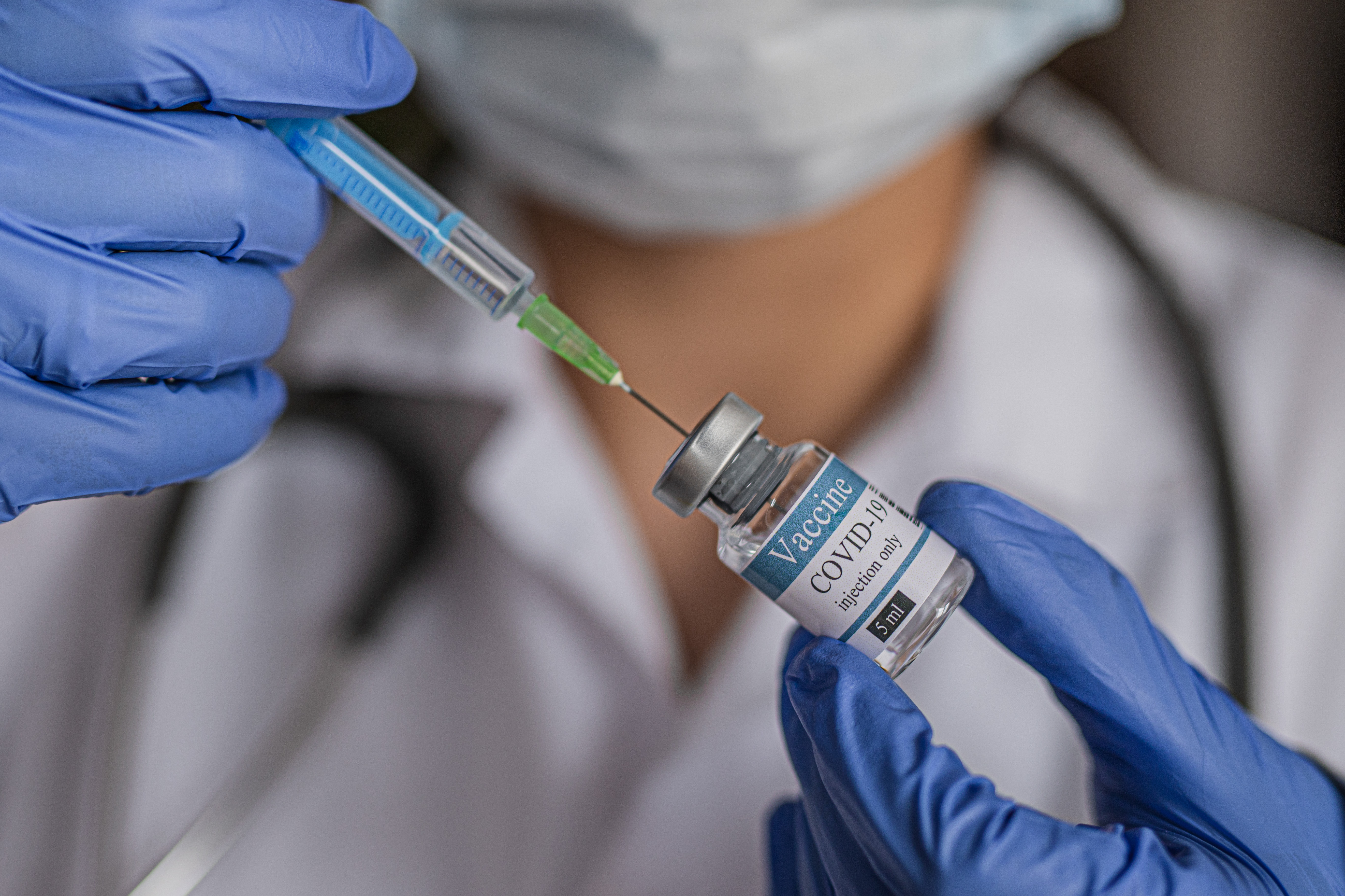 verpleegster maakt spuit klaar