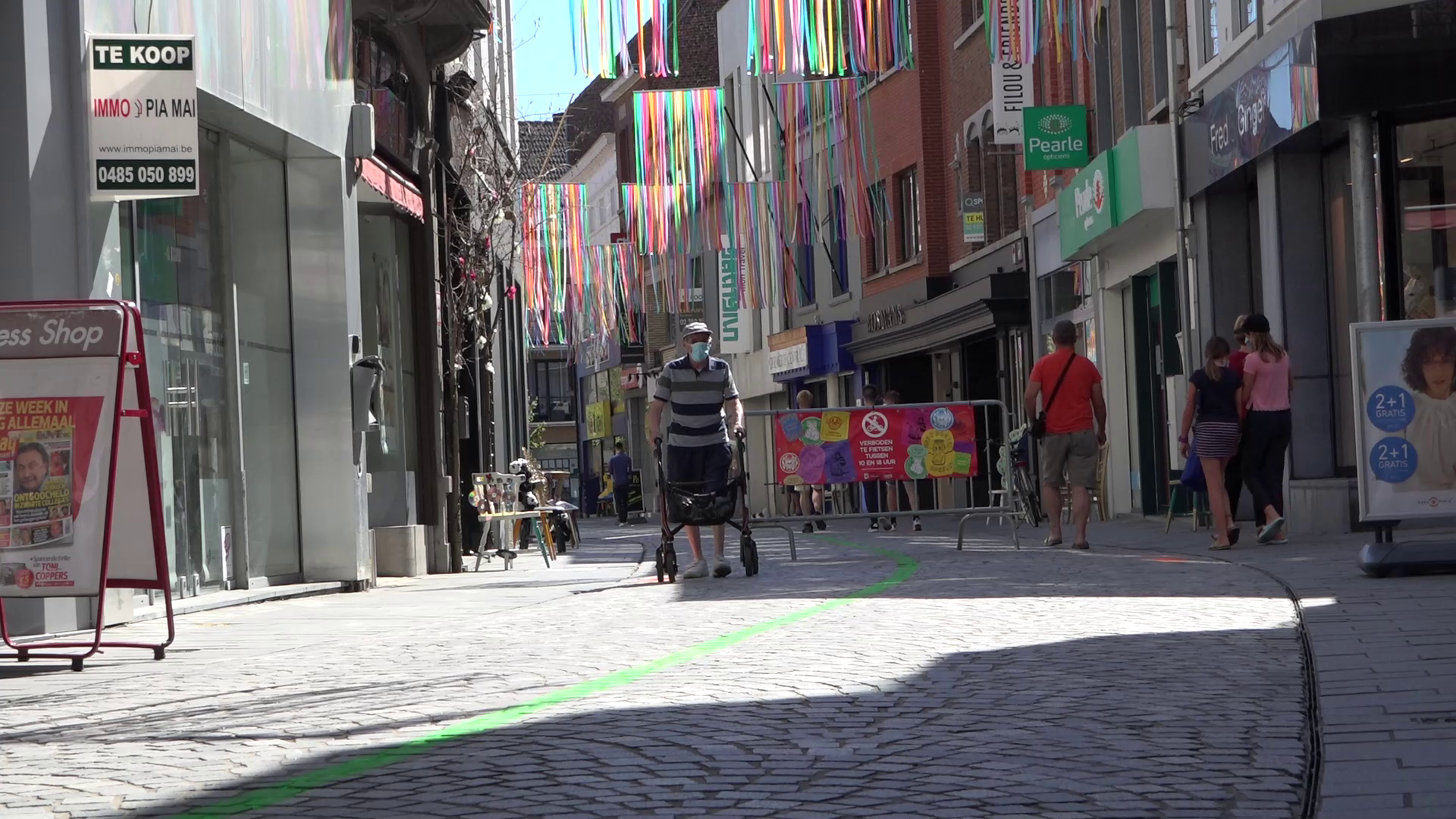 mensen lopen door de Basiliekstraat