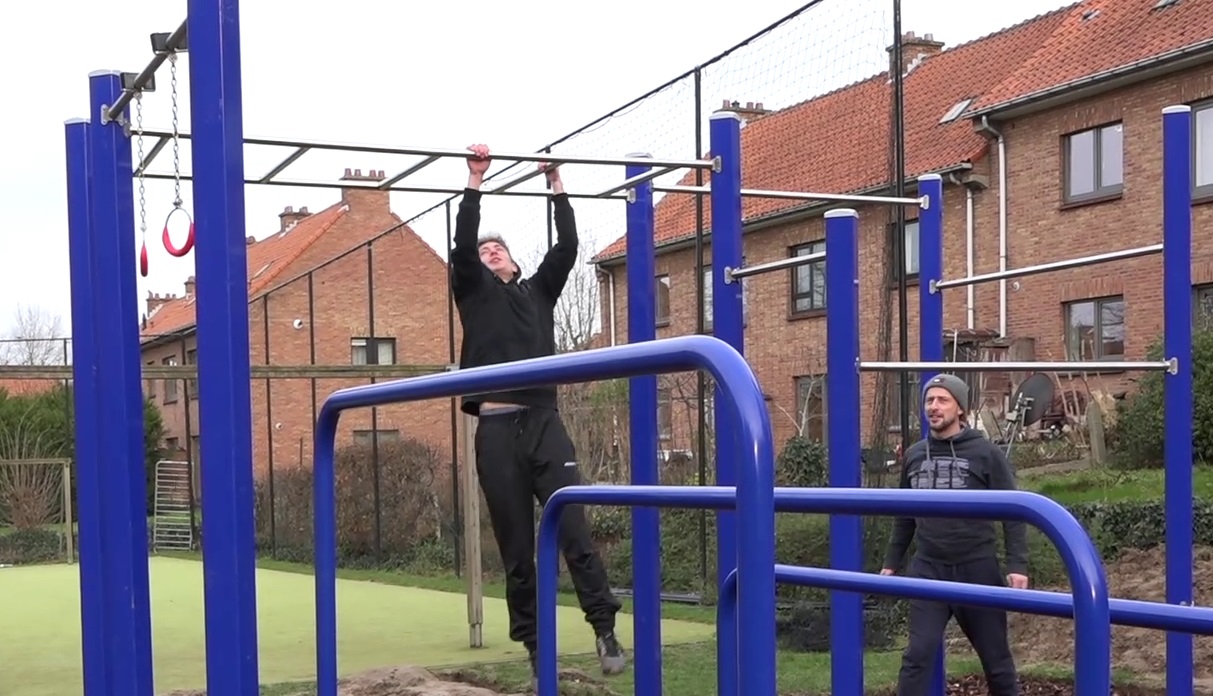 2 mannen sporten buiten