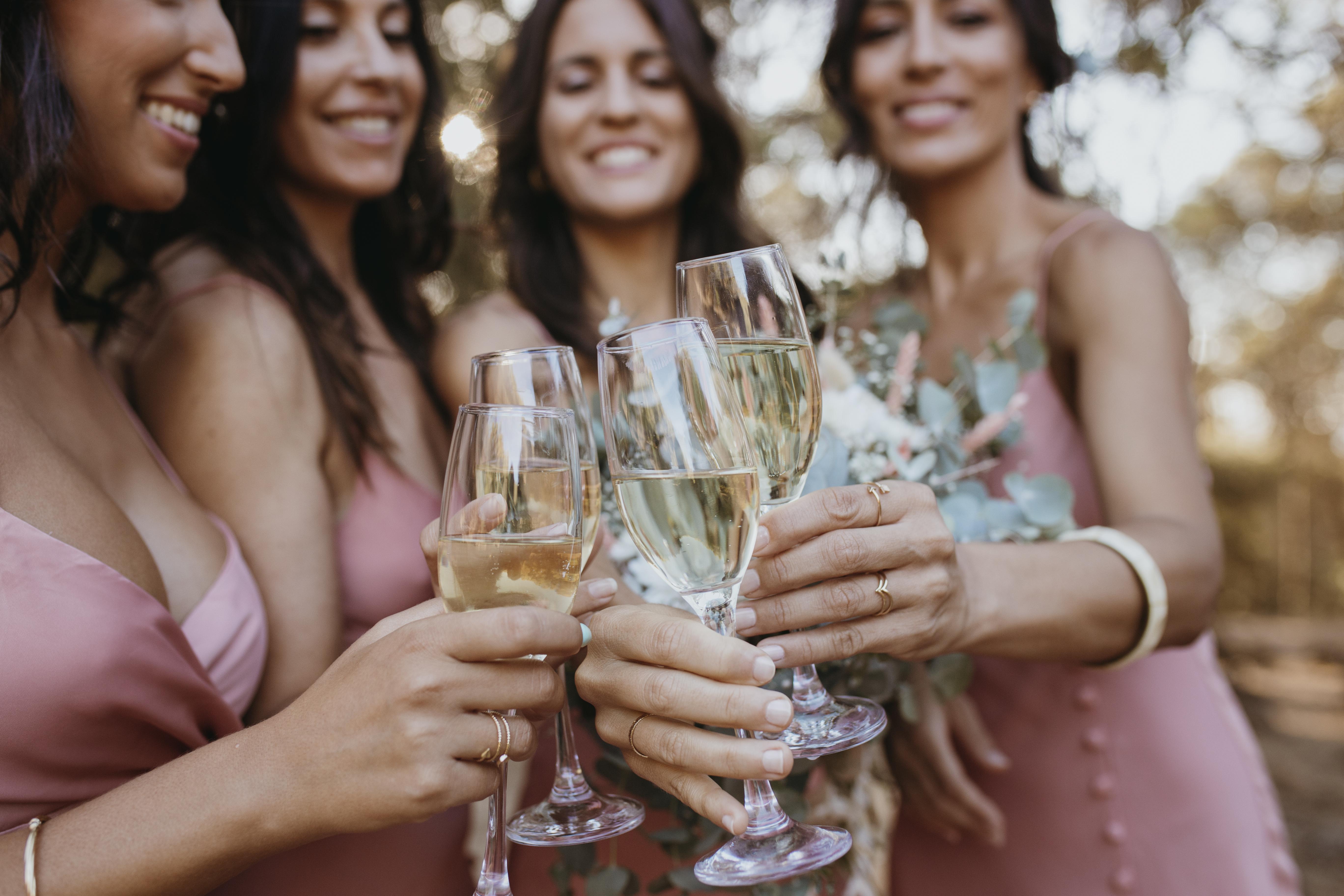 dames klinken met hun glas