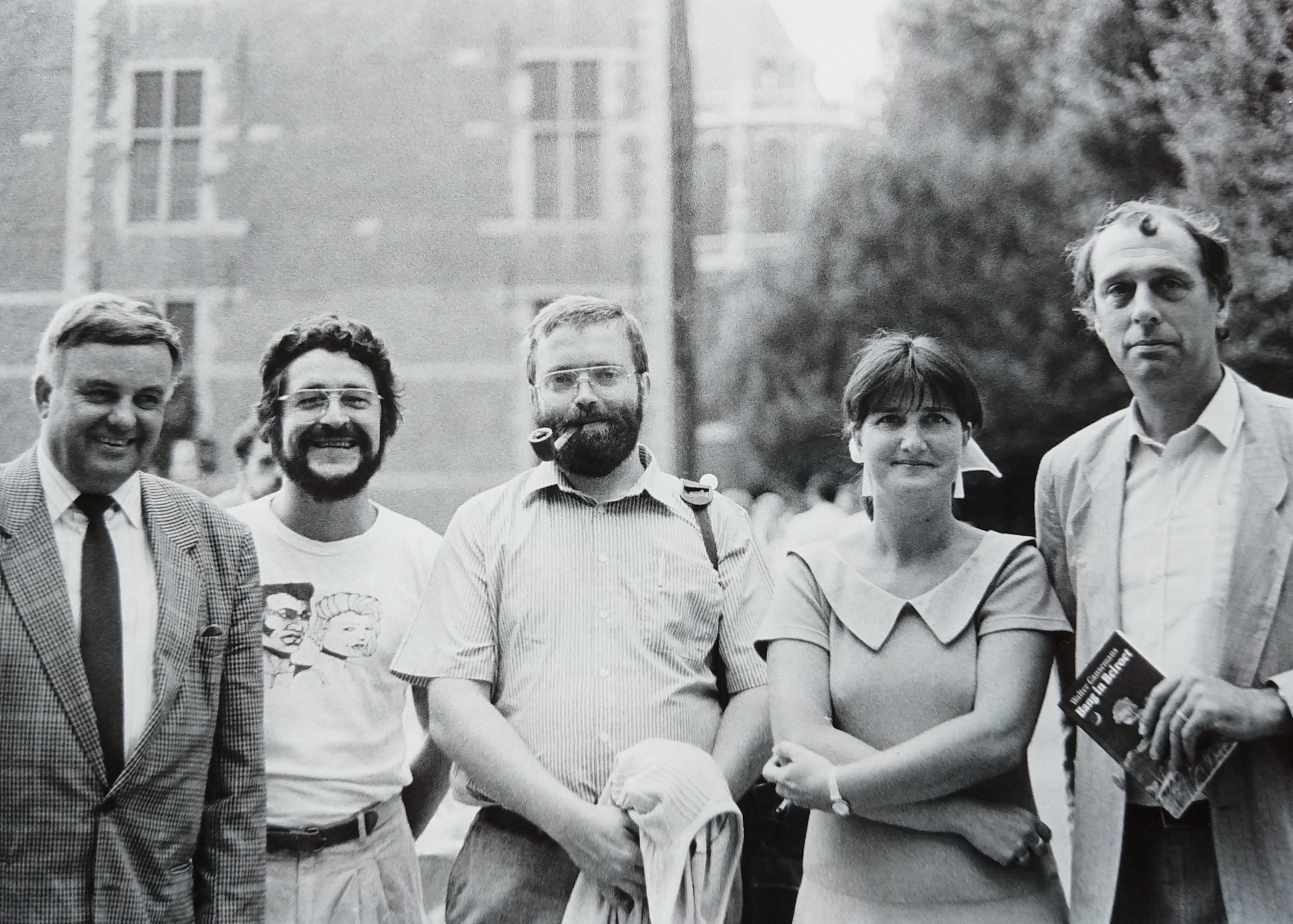 Van links naar rechts: August De Maeyer (toenmalig schepen sociale zaken), Jan Dirckx, Jan Cools (dokter werkzaam in Beiroet), Hilde Rooselaer (coördinatie stuurgroep) en Walter Gansemans (auteur & journalist)