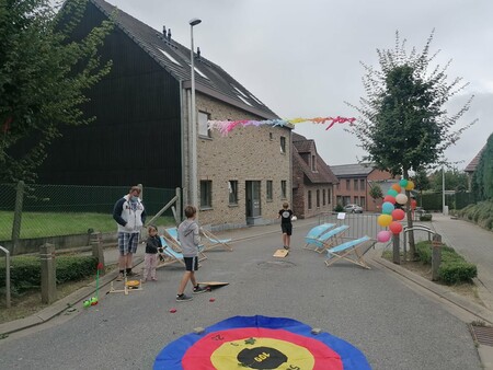 kinderen spelen op straat