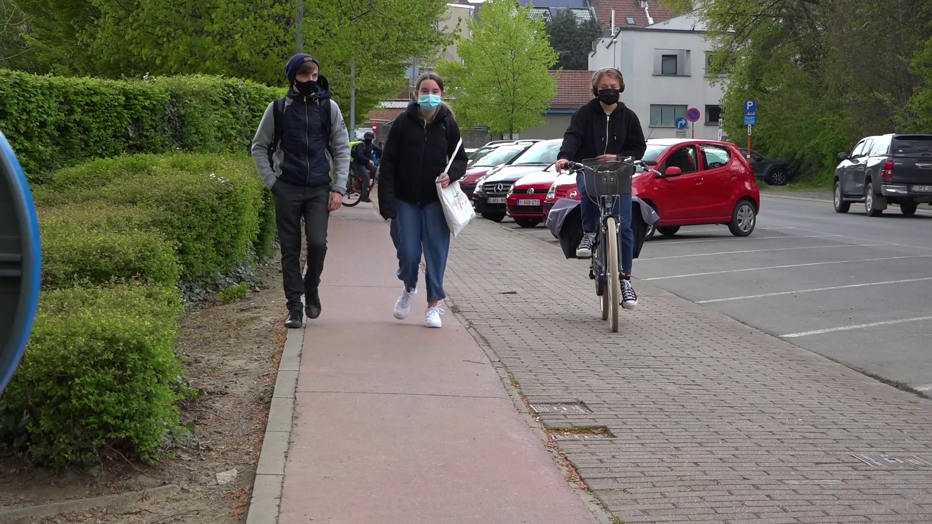 Fietser en voetgangers op gescheiden fiets-en voetpad