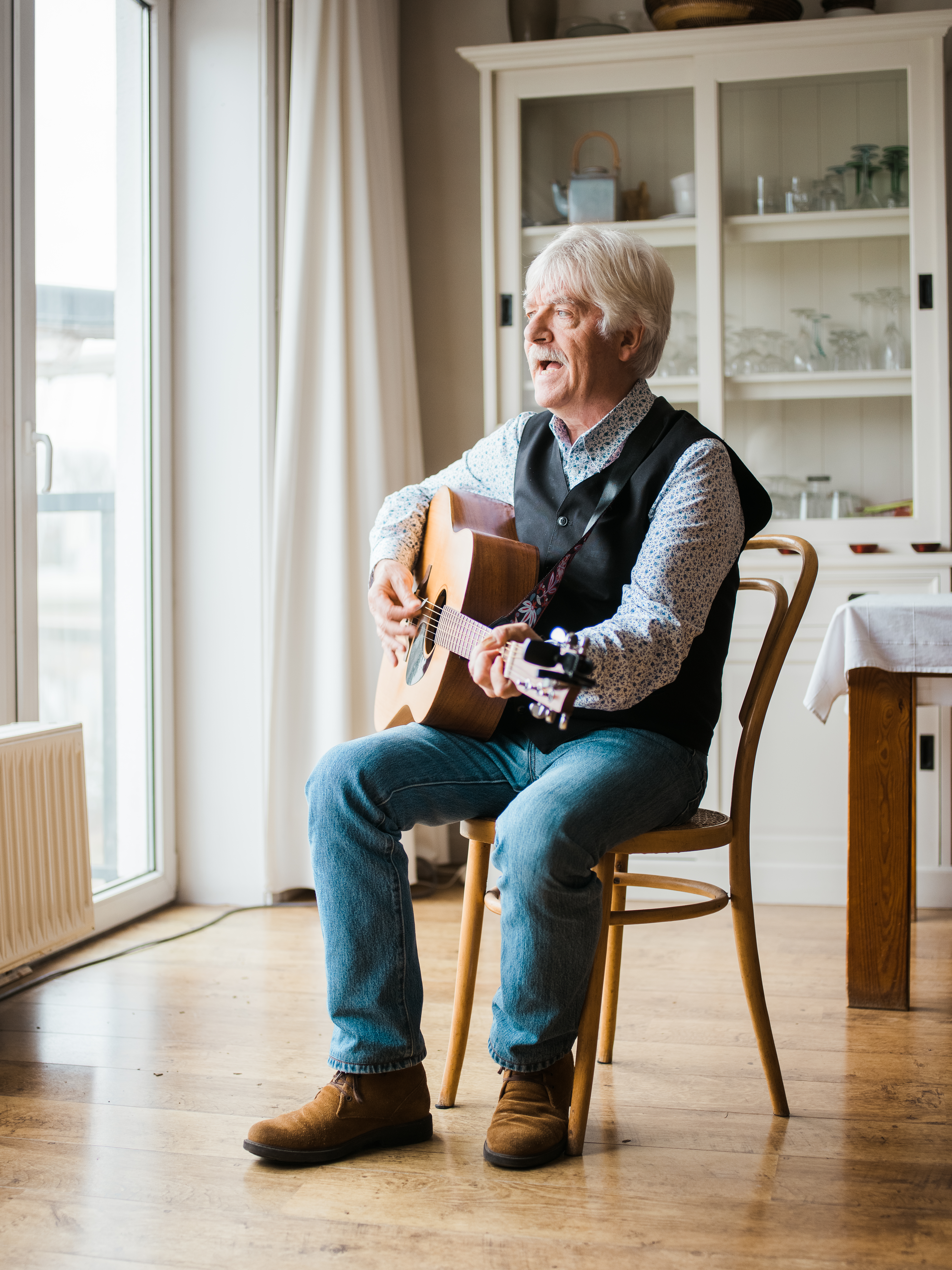 oudere mans speelt op de gitaar