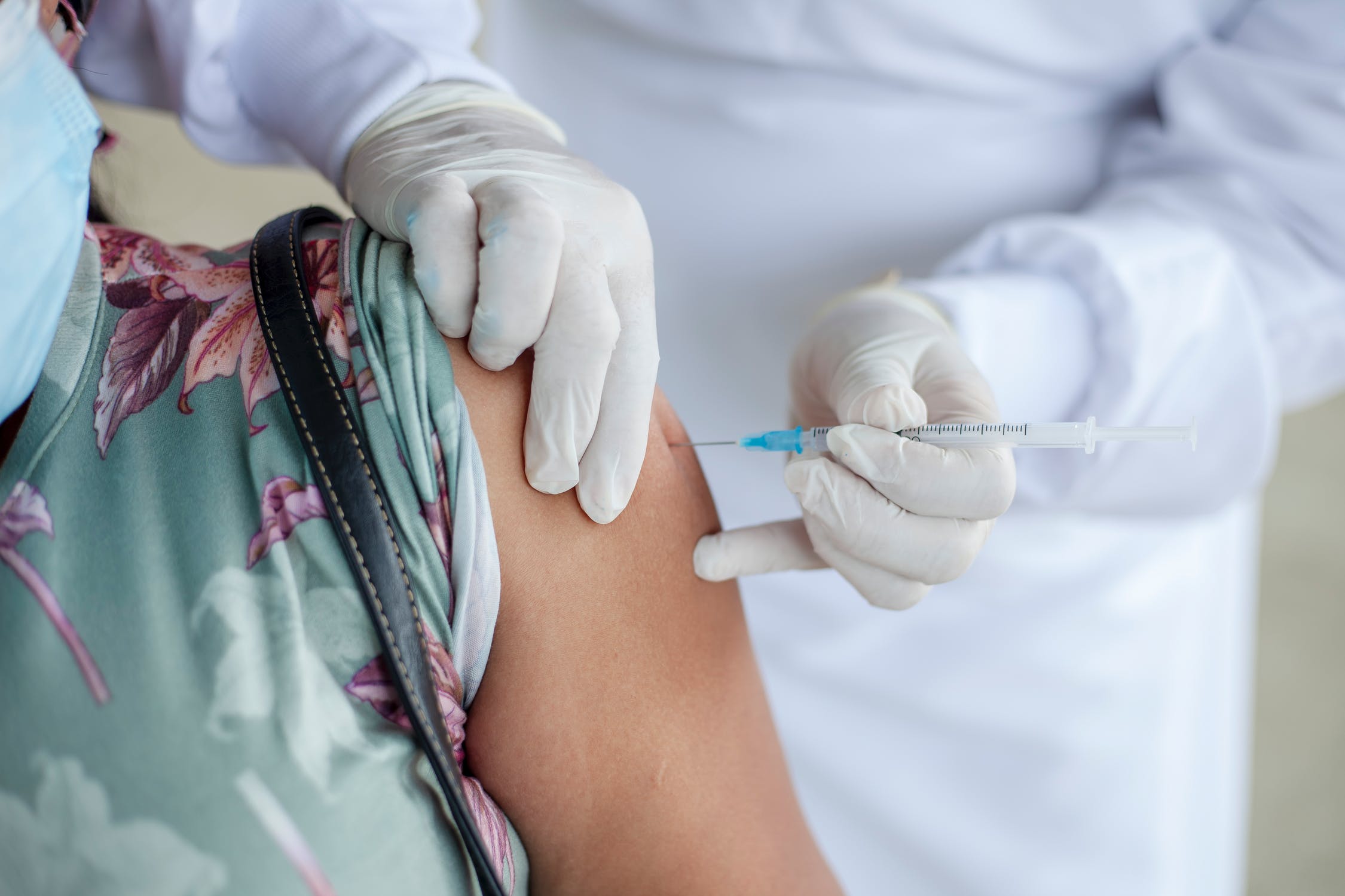 dame krijgt een vaccin