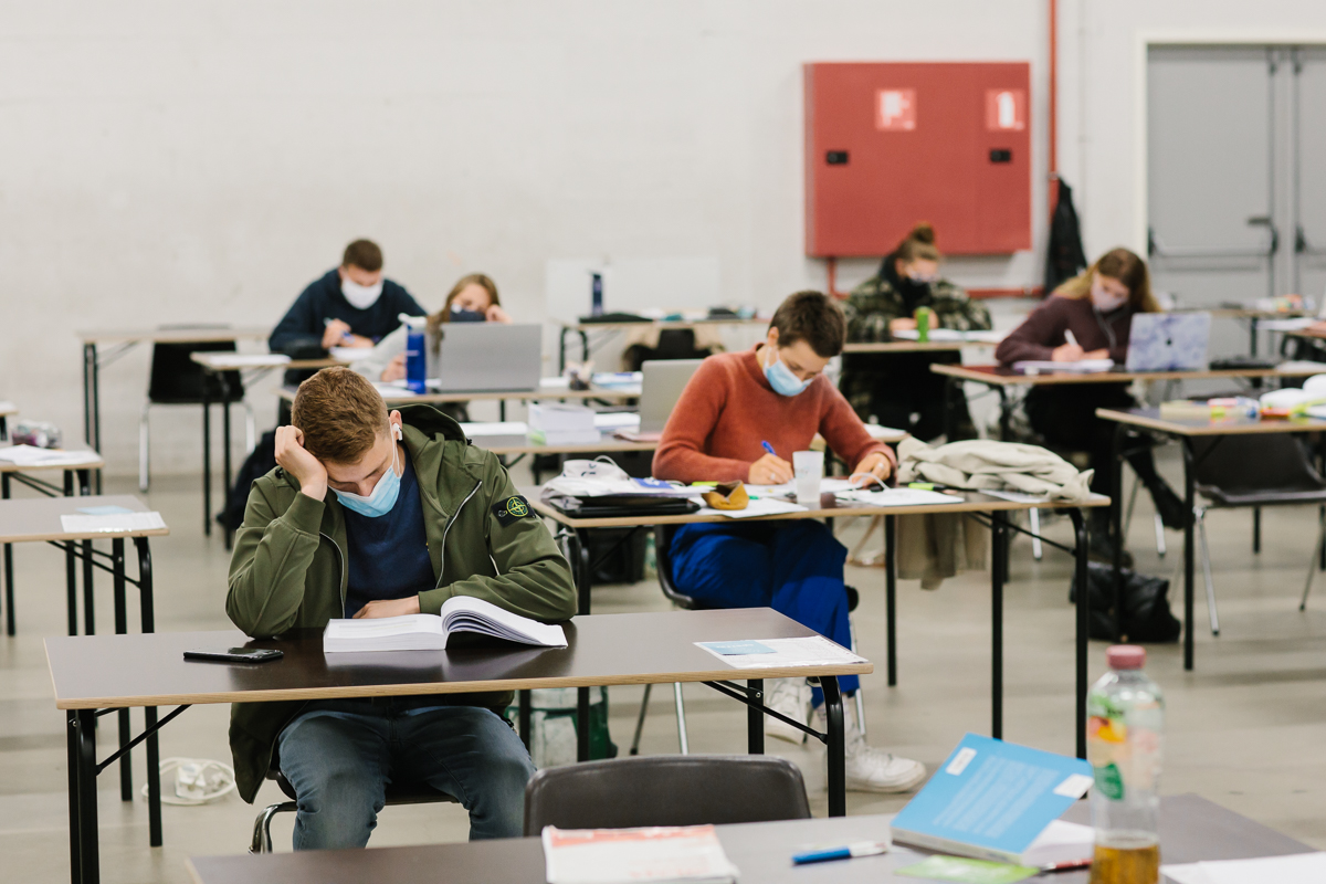 studenten aanhet studeren