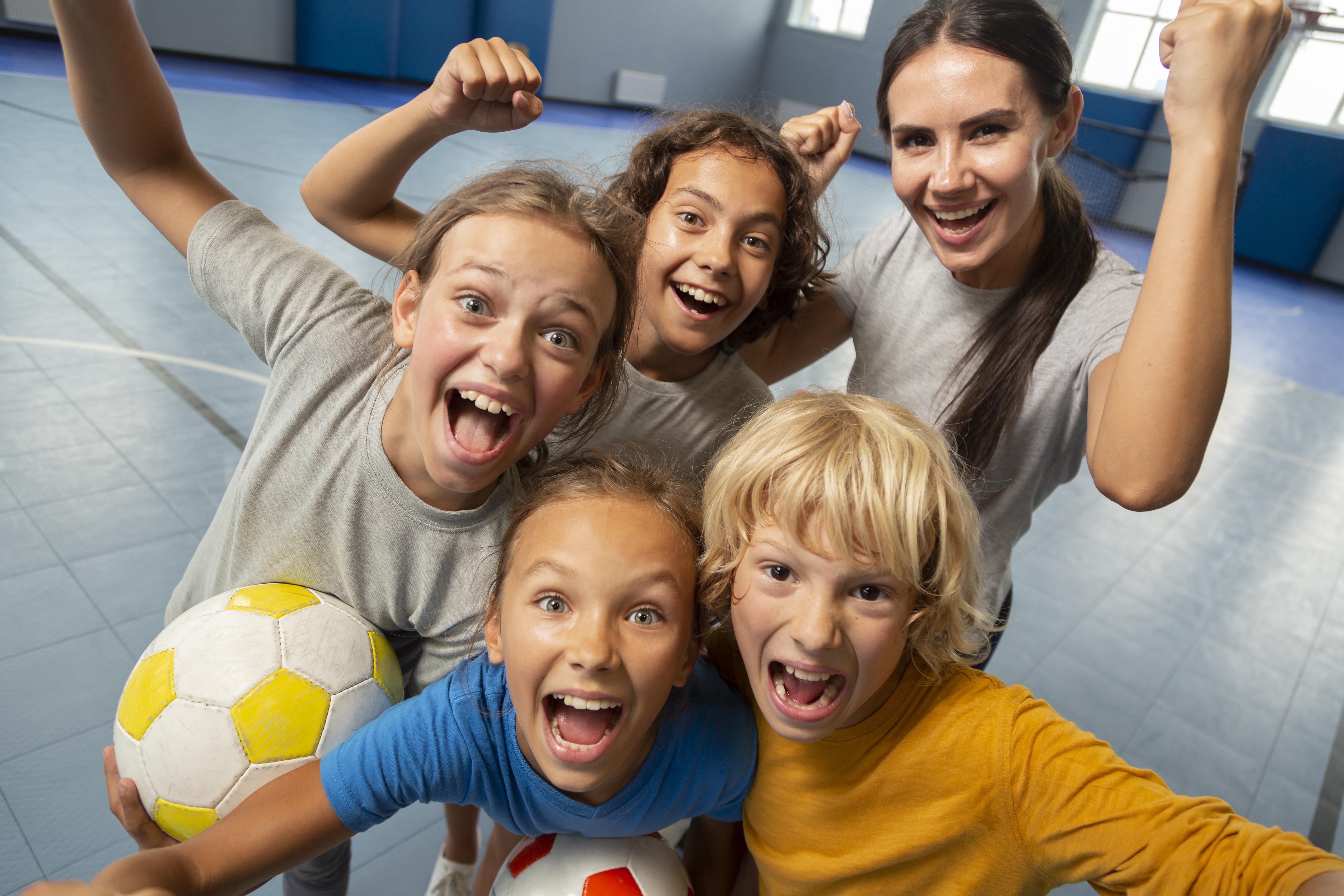 kinderen sporten blij