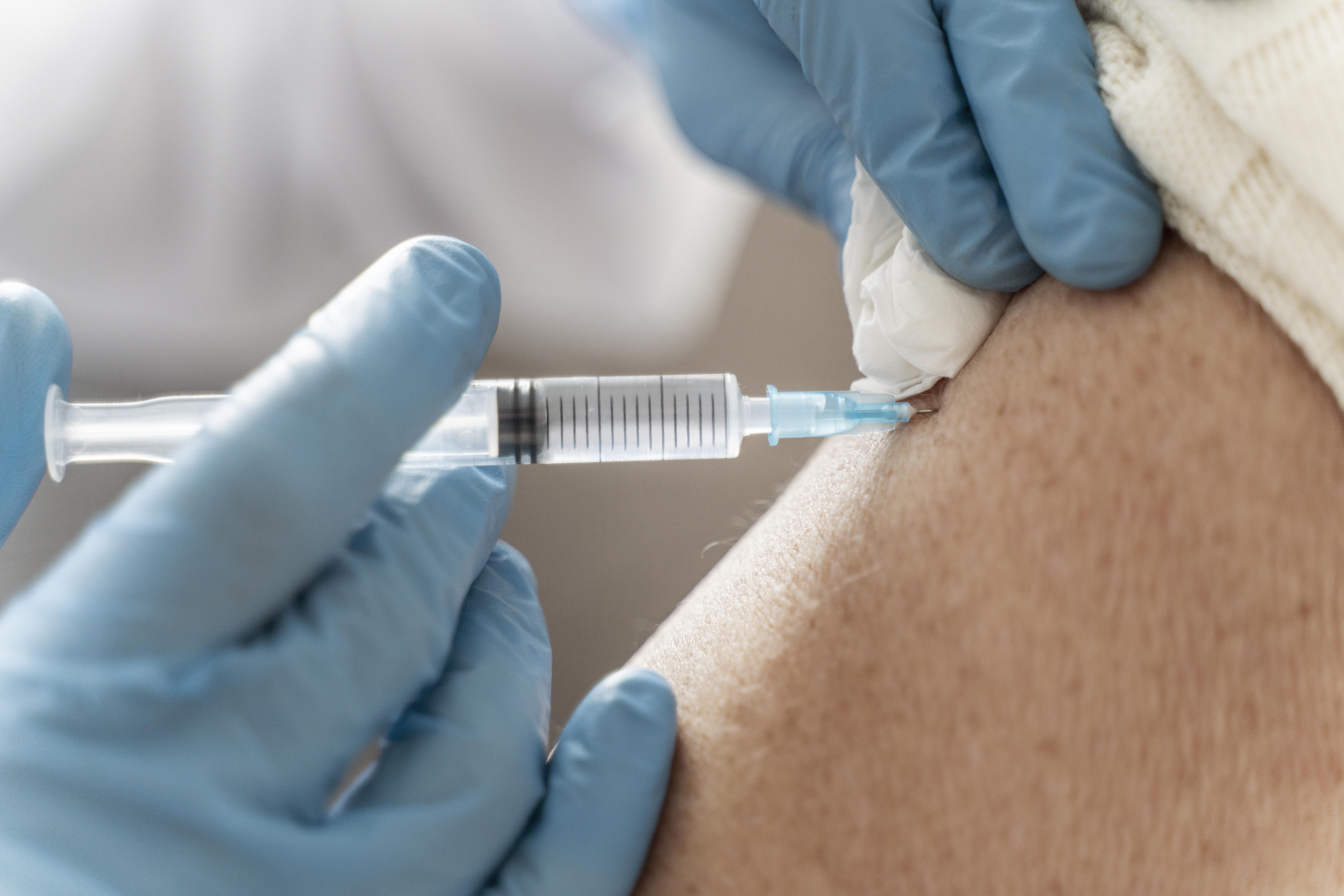 iemand krijgt een vaccin