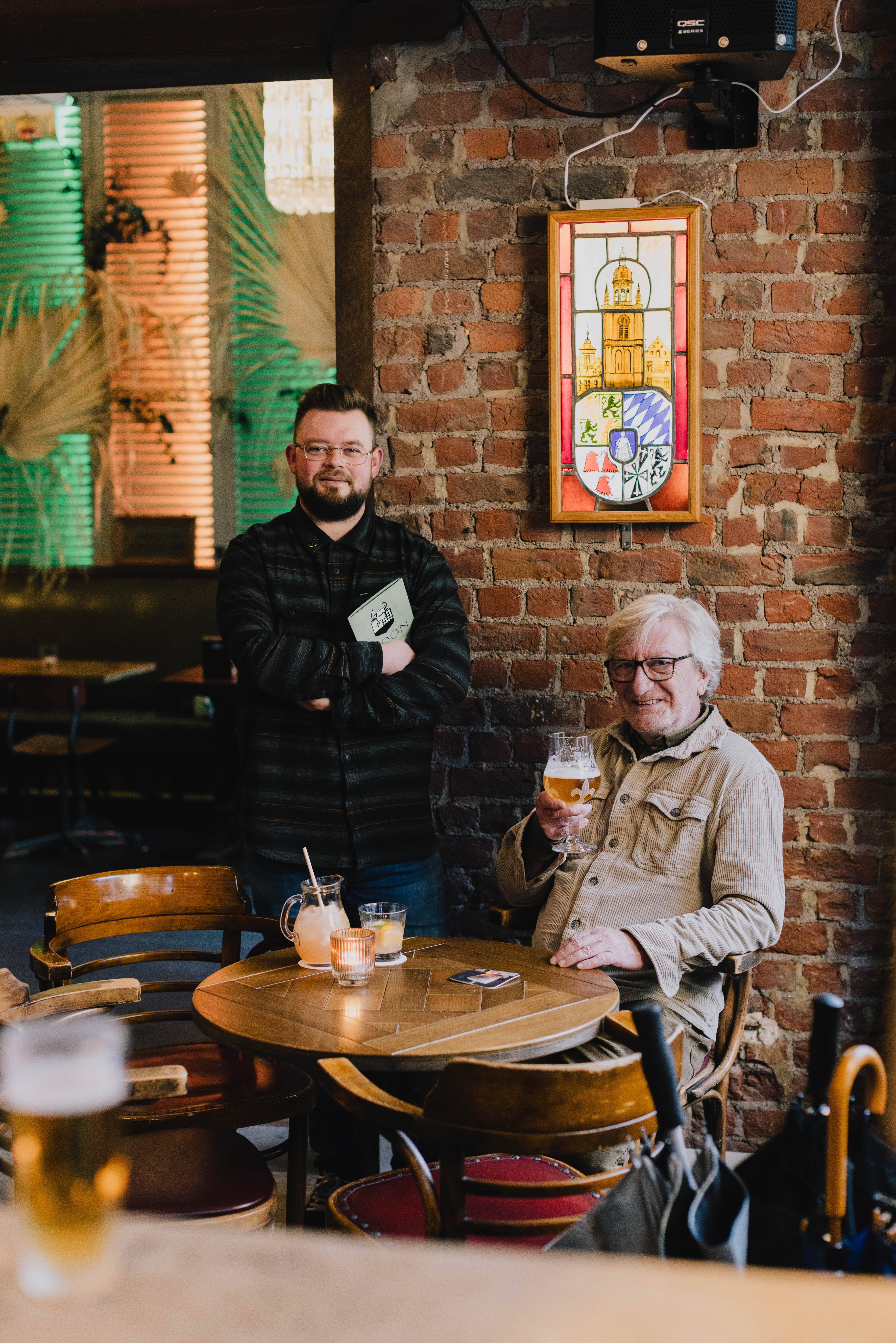 Bo met een klant in Bidon