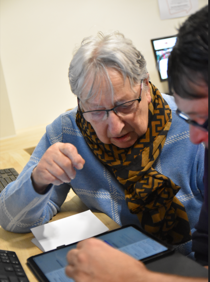 Vrouw wordt geholpen op de digiplek