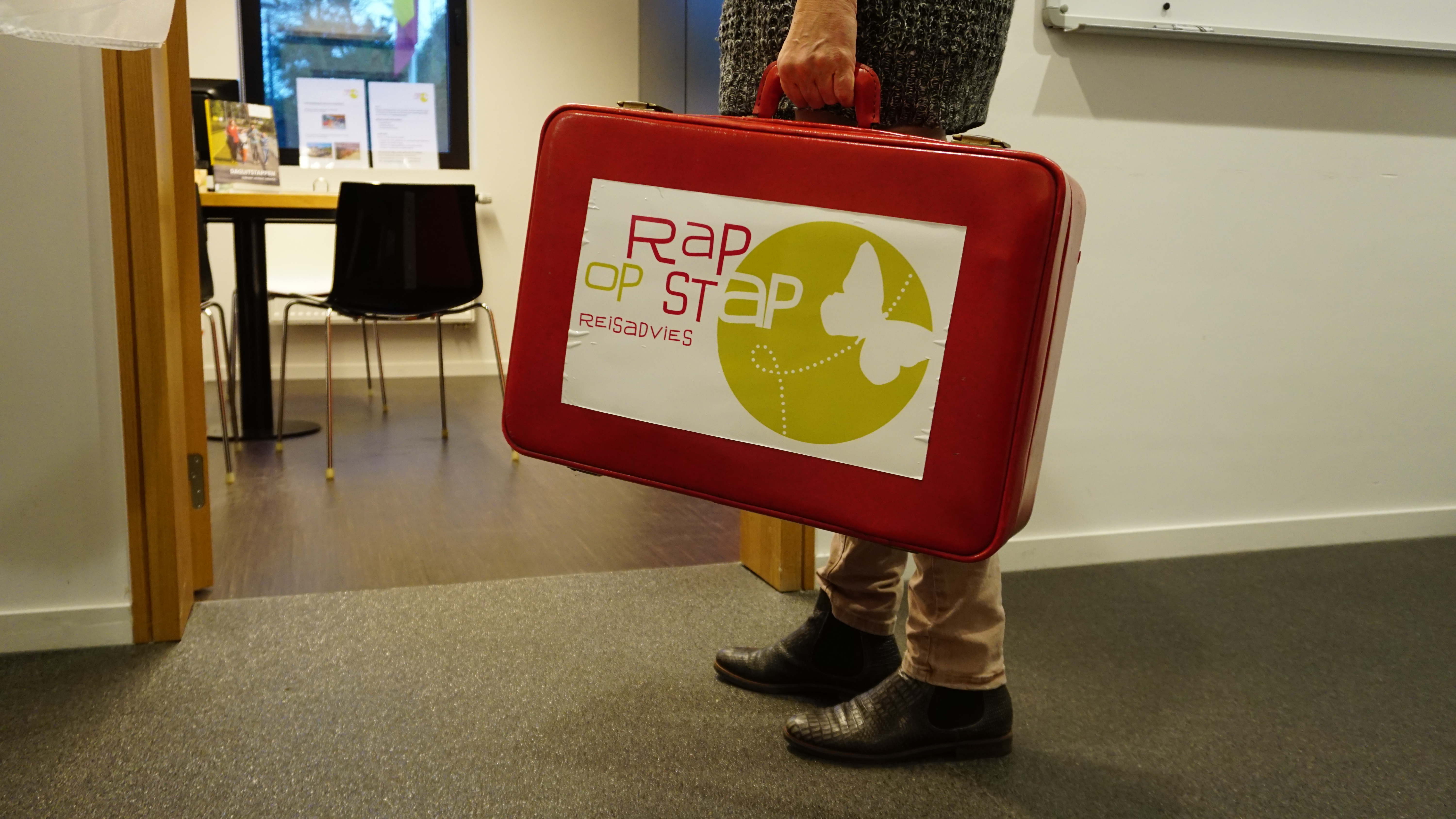 koffer met rap op stap logo