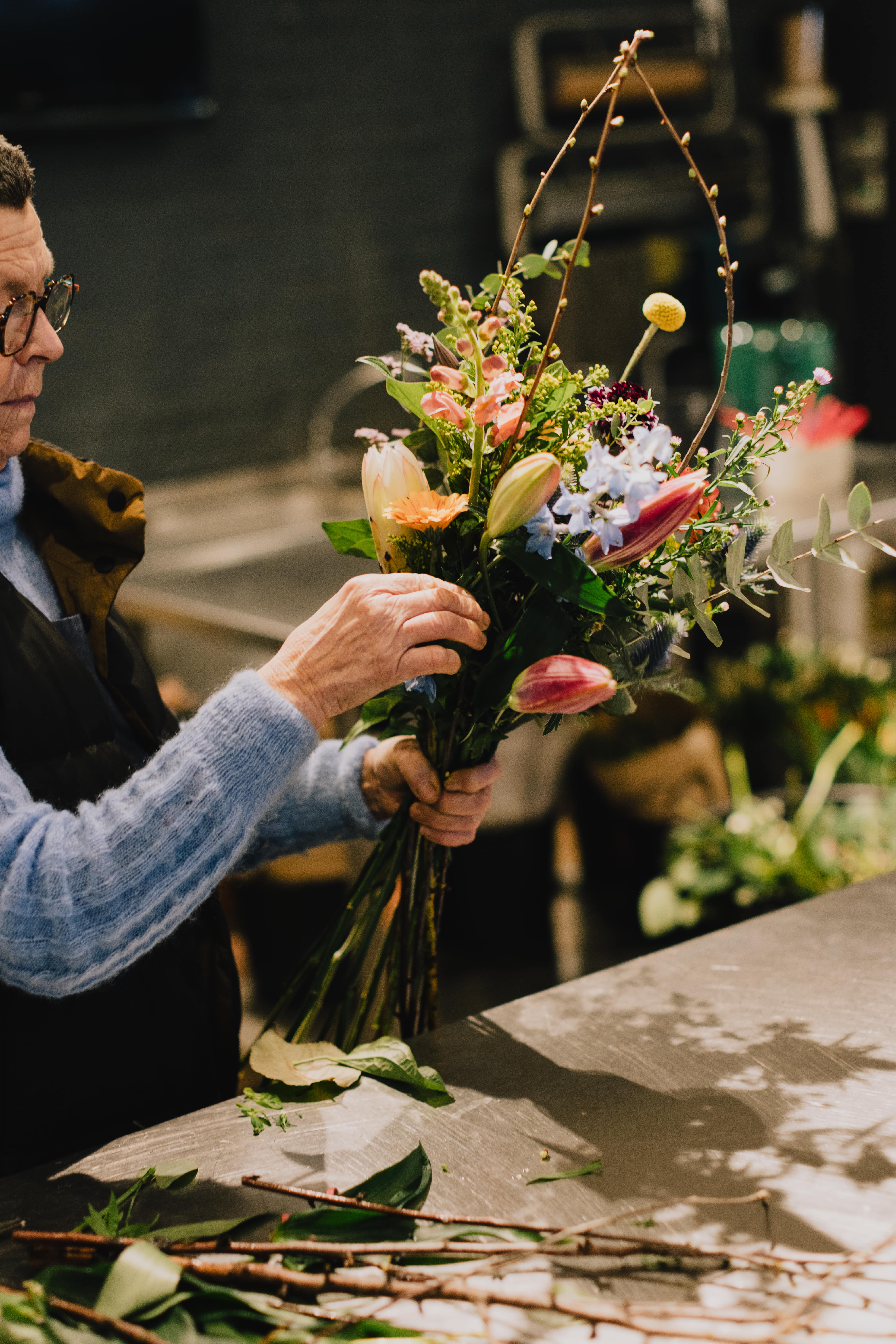 Dominique maakt een boeket