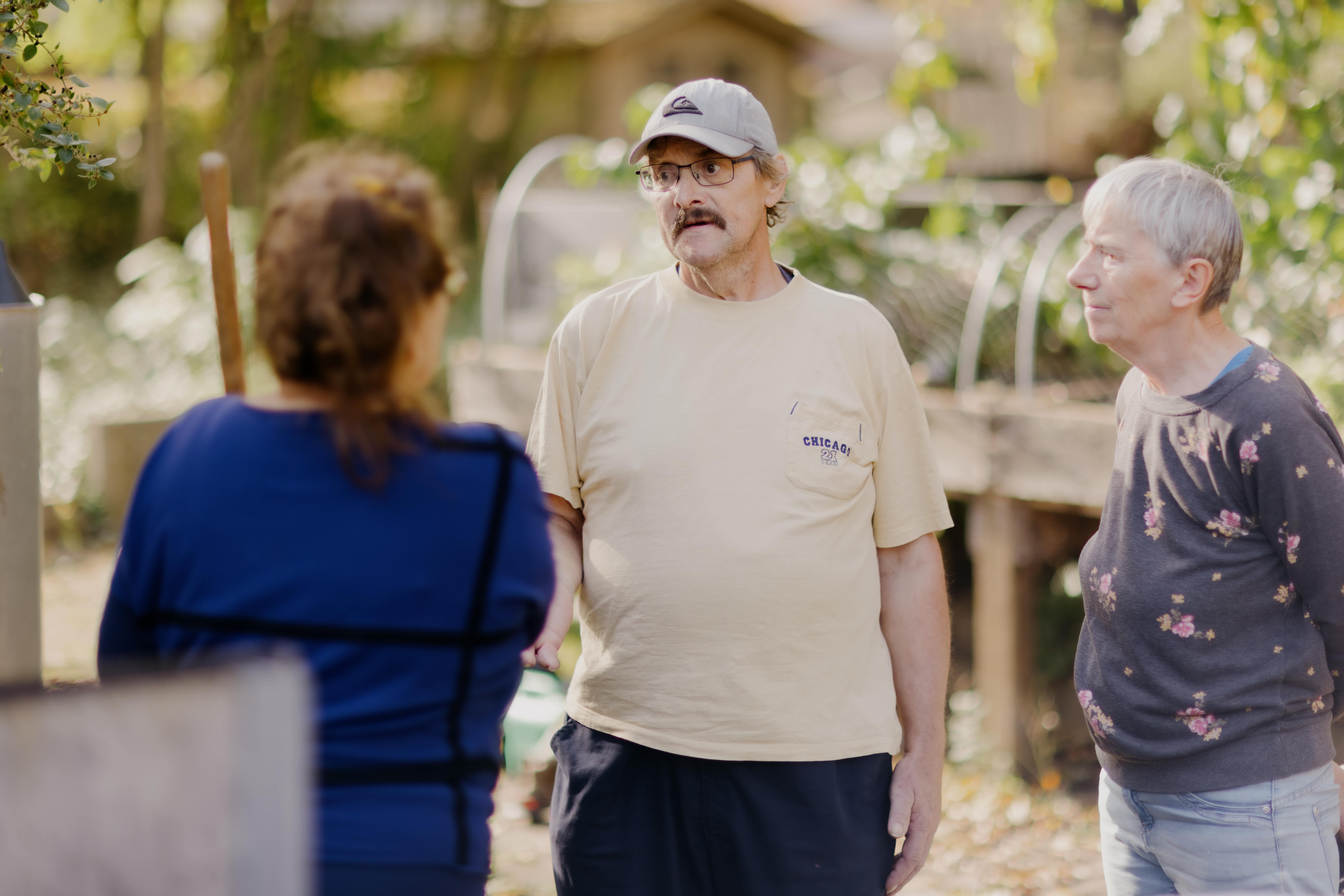 Stefaan aan het praten met enkele buurbewoners