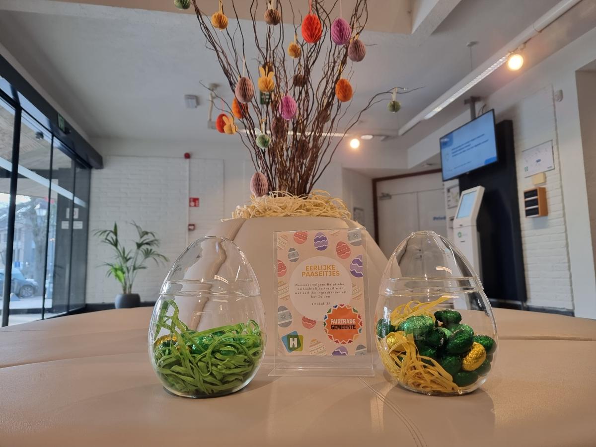 De paaseitjes aan de balie van het stadhuis (c) Stad Halle