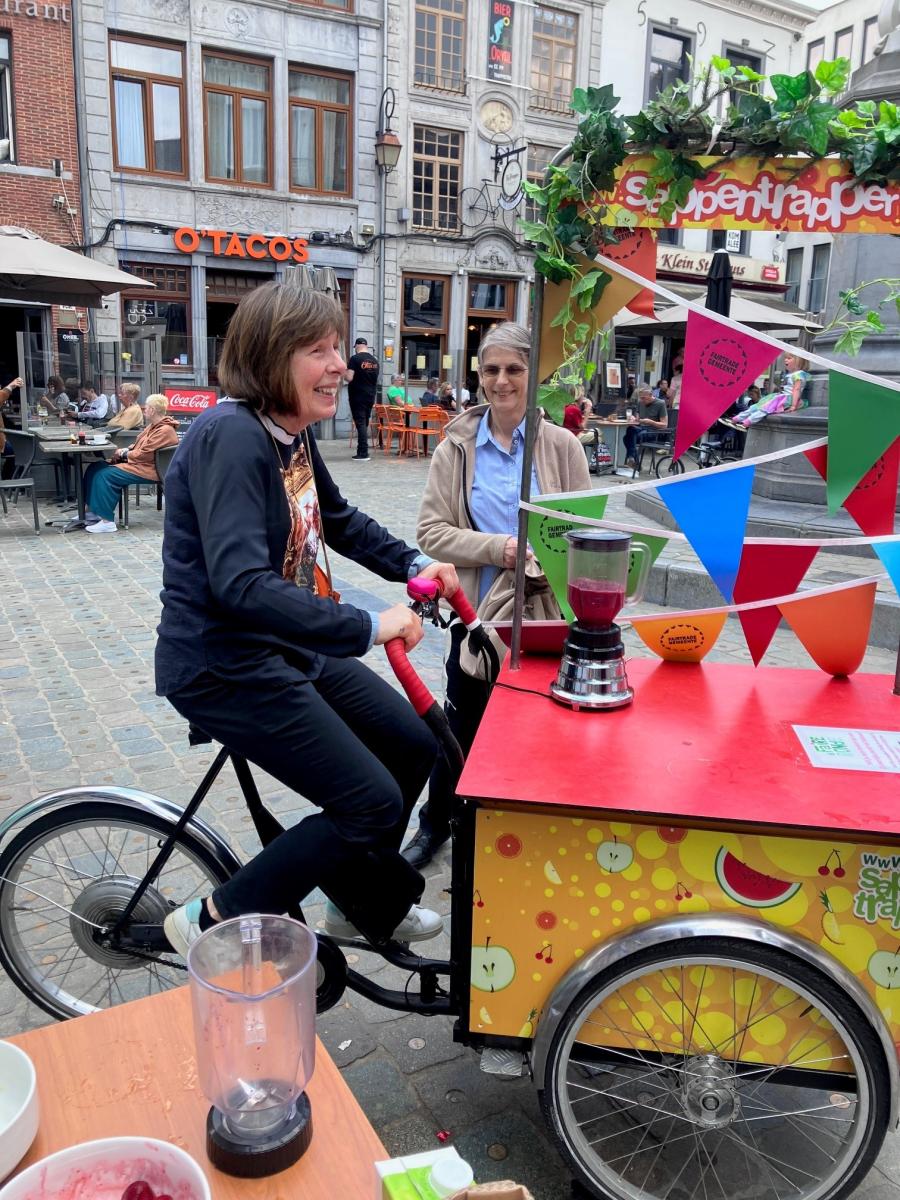 dame fietst op de fruitpersbakfiets