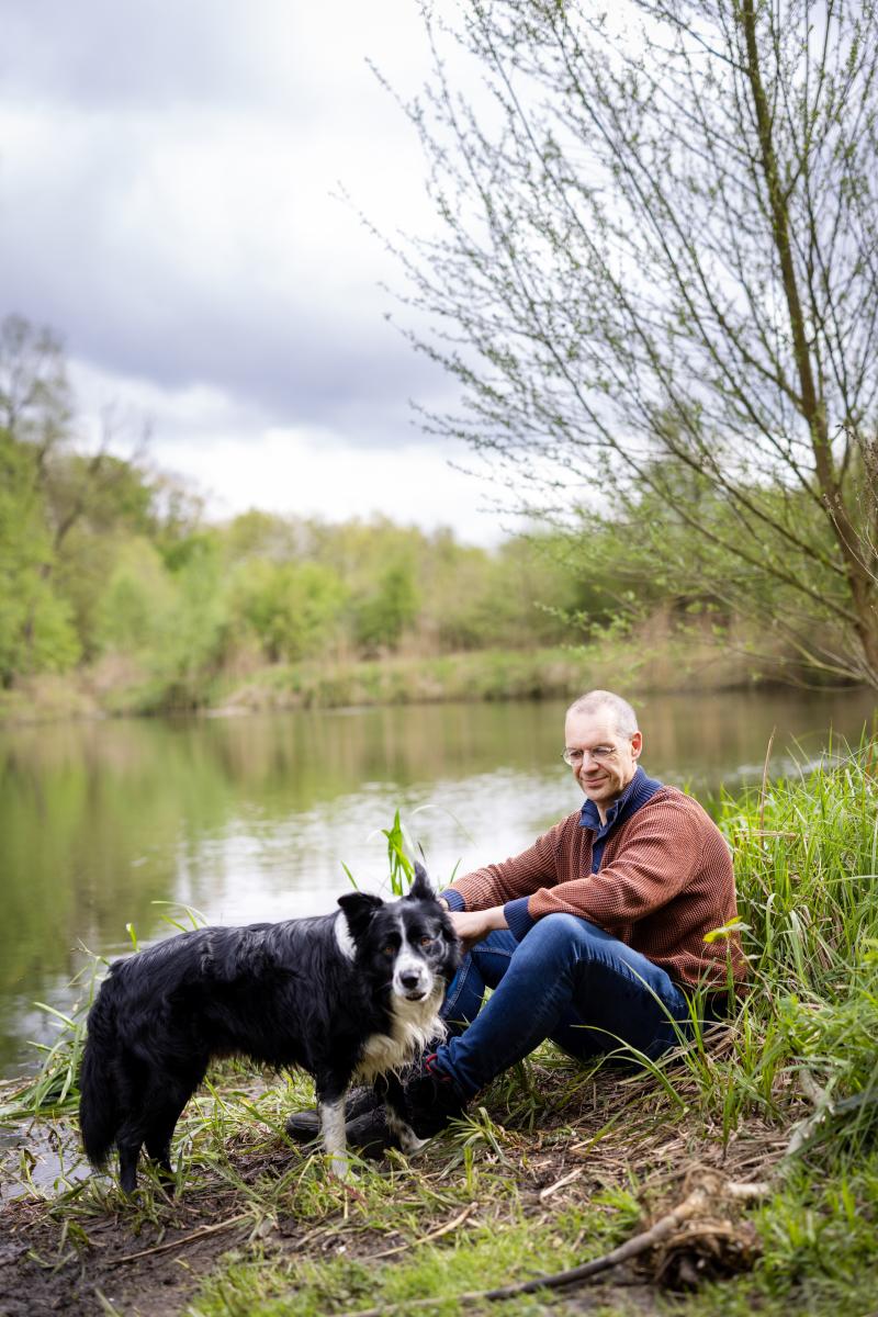 Frank Pierret aan één van de vijvers aan de Malakofftoren in Lembeek.