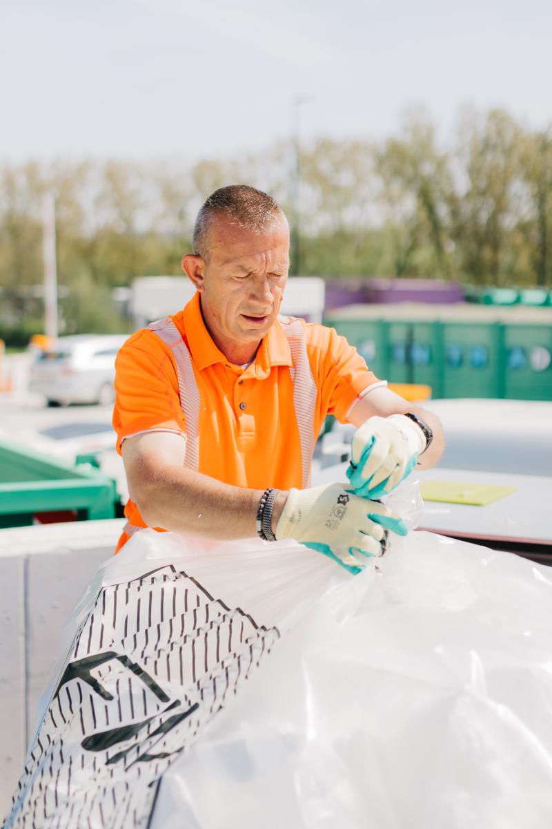 Parkwachter Erwin Jacobs aan de slag in het recyclagepark.