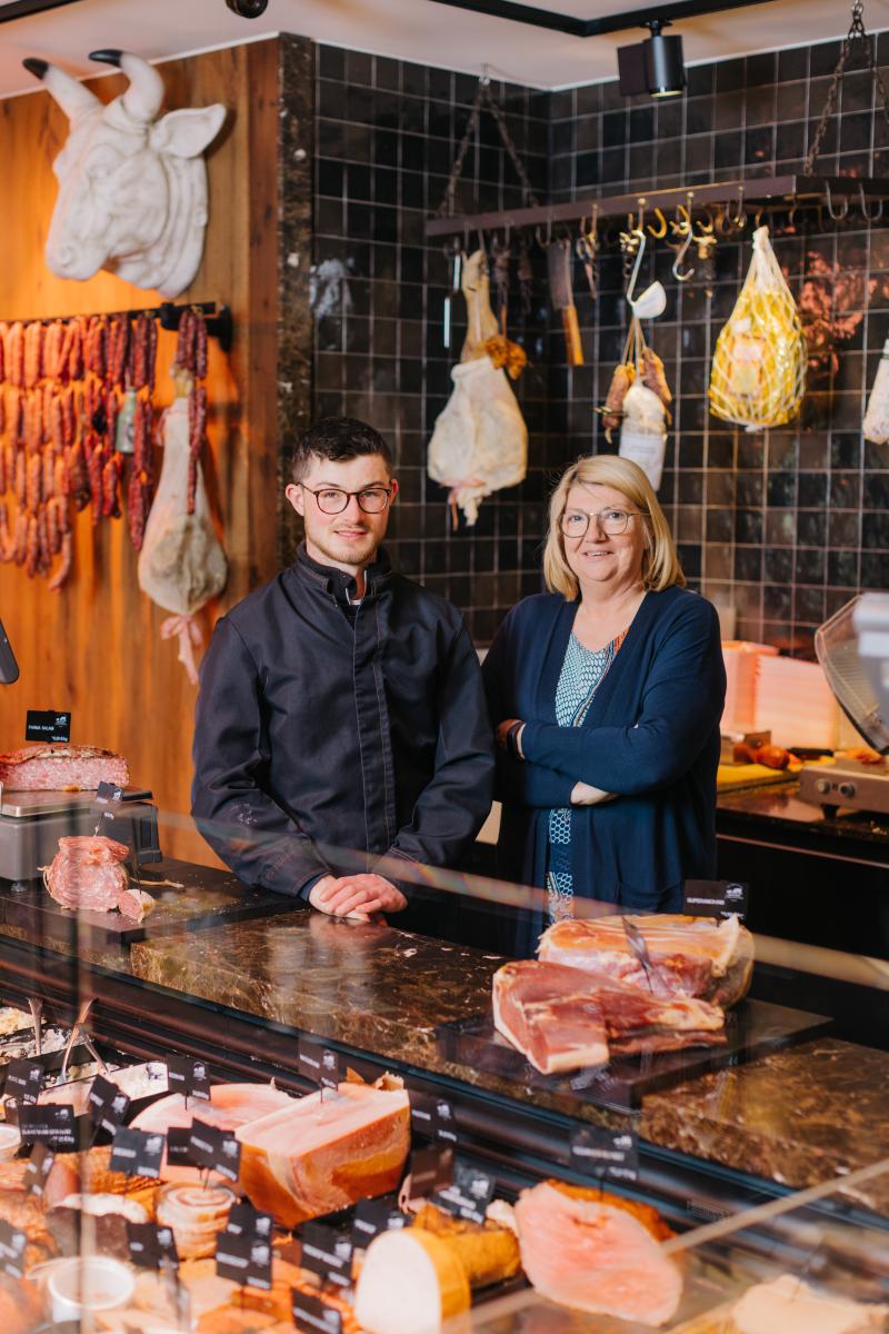 Hoeveslager Nick Smismans en trouwe klant Christiane Hannon.