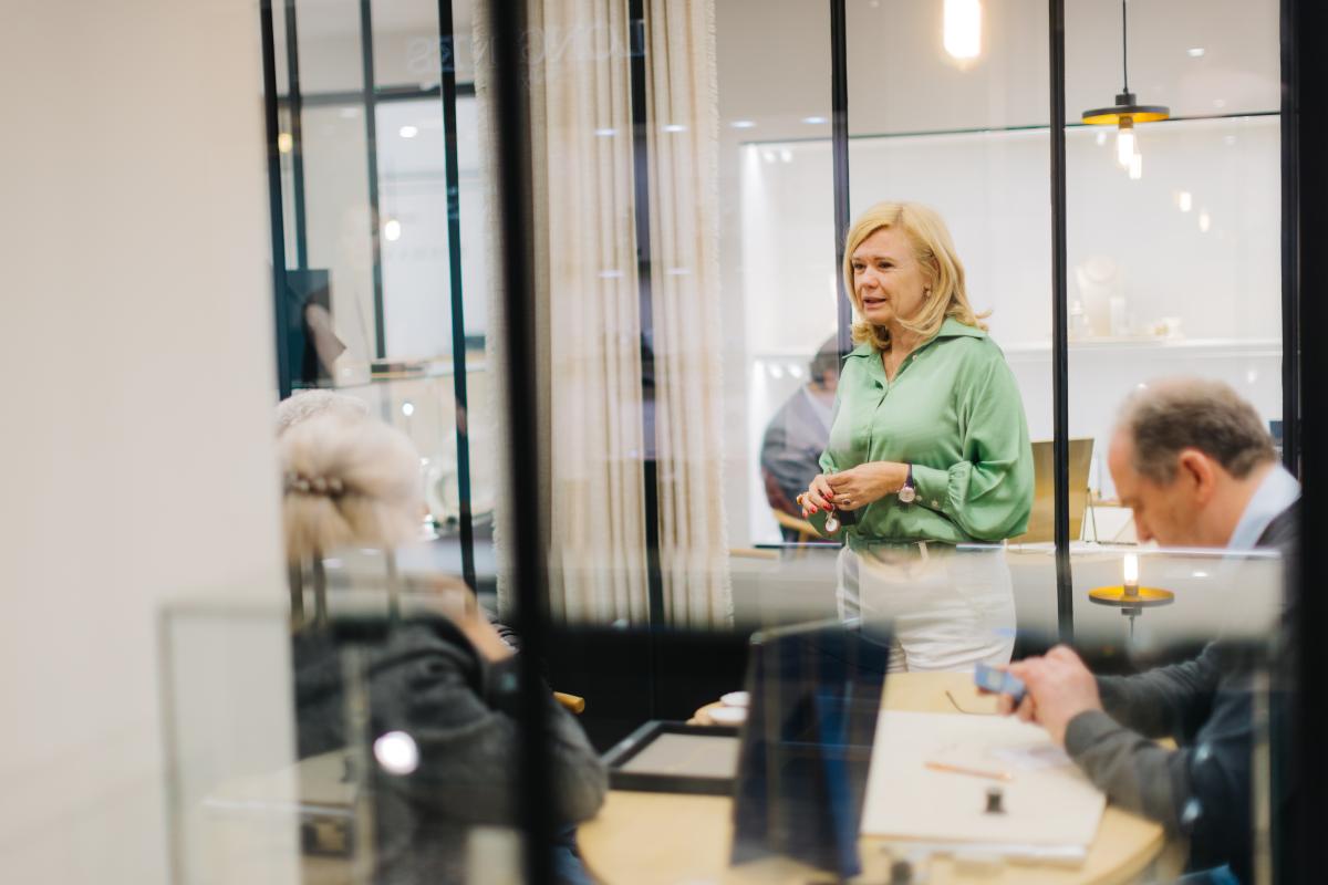 Hilde Van den Bossche helpt klanten.