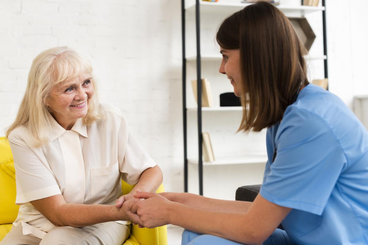 jonge dame praat met oudere dame