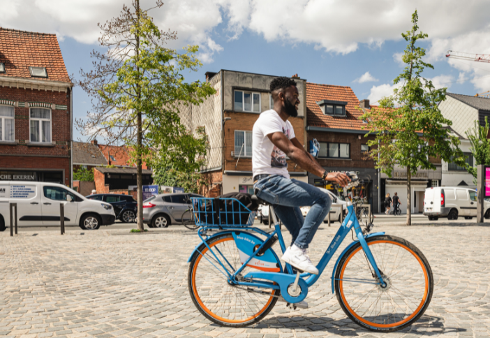 man op een blue-bike