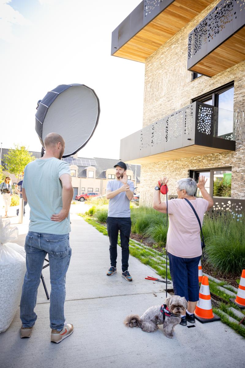 Jente Boone aan de slag op de set van een nieuwe campagne voor Stad Halle.
