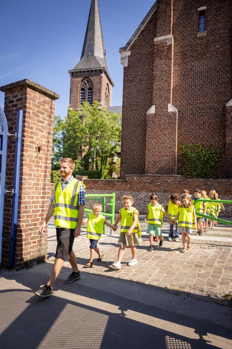 Directeur Maarten Deridder van het Heilig Hart&College aan de schoolpoort.
