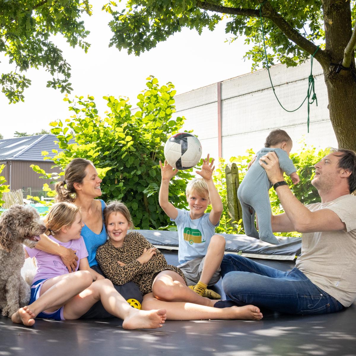 Donald en Joyce vangen een kindje op in hun gezin.