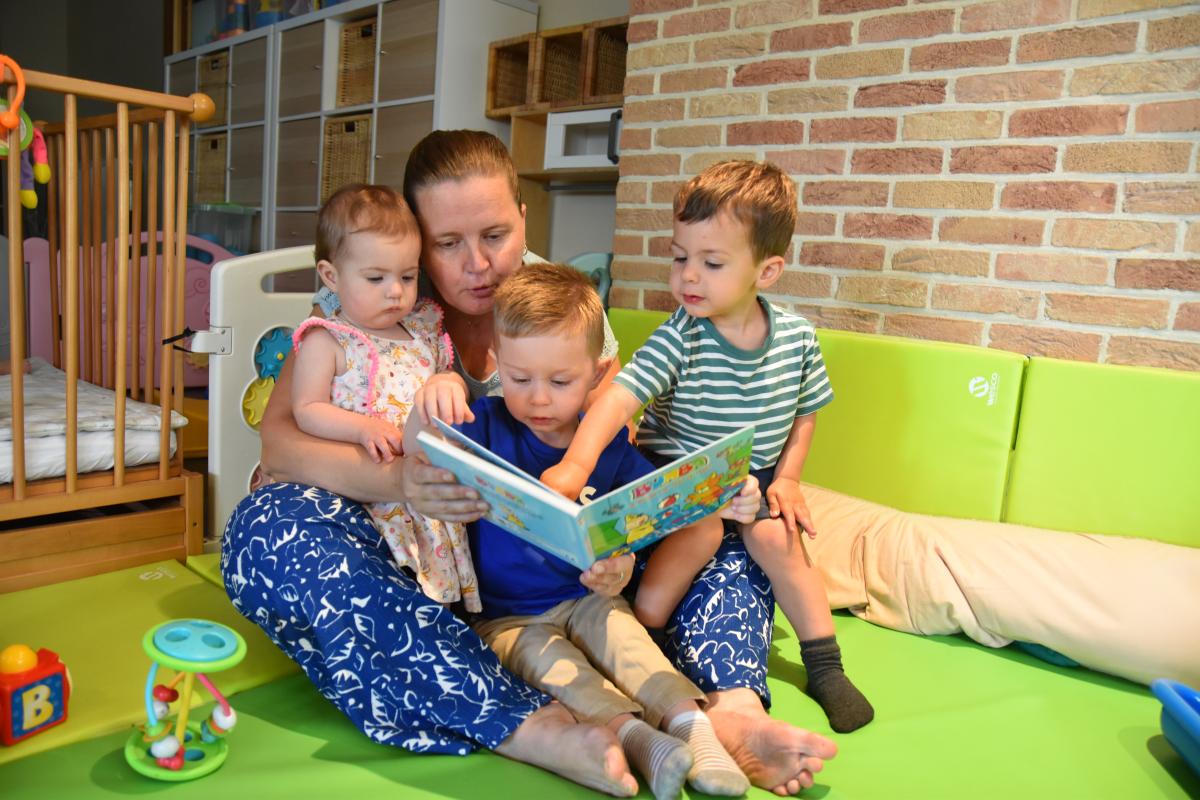 Onthaalmoeder Christine Sergeant met enkele van de kindjes die ze opvangt.