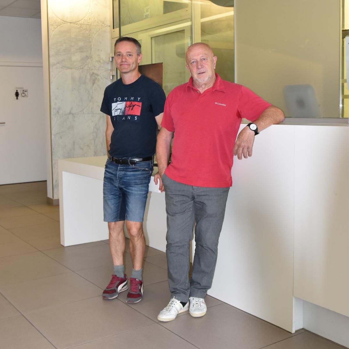 vrijwilligers Cyberpreventie Luc Nevens en René De Becker van de politiezone Zennevallei.