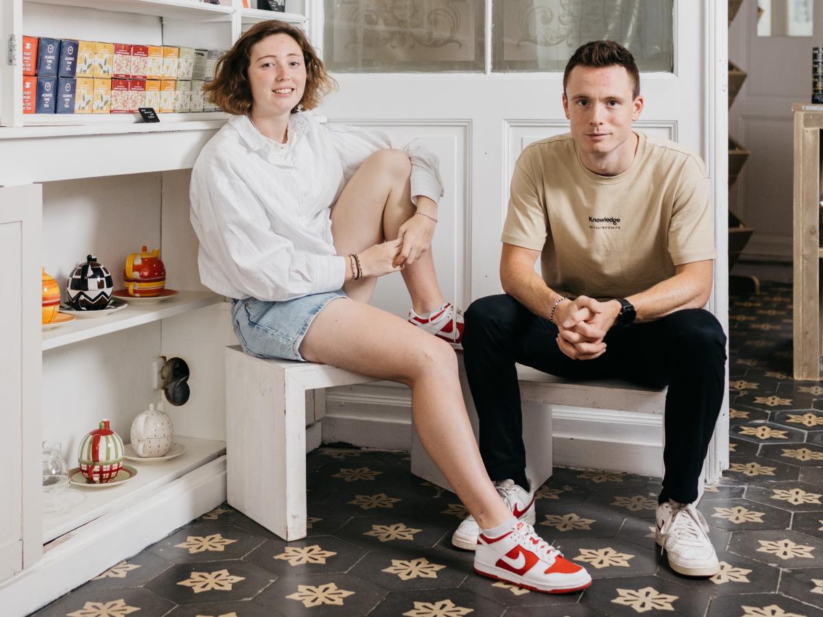 Bo Carlier van Boxtime met klant Brecht in haar winkel.