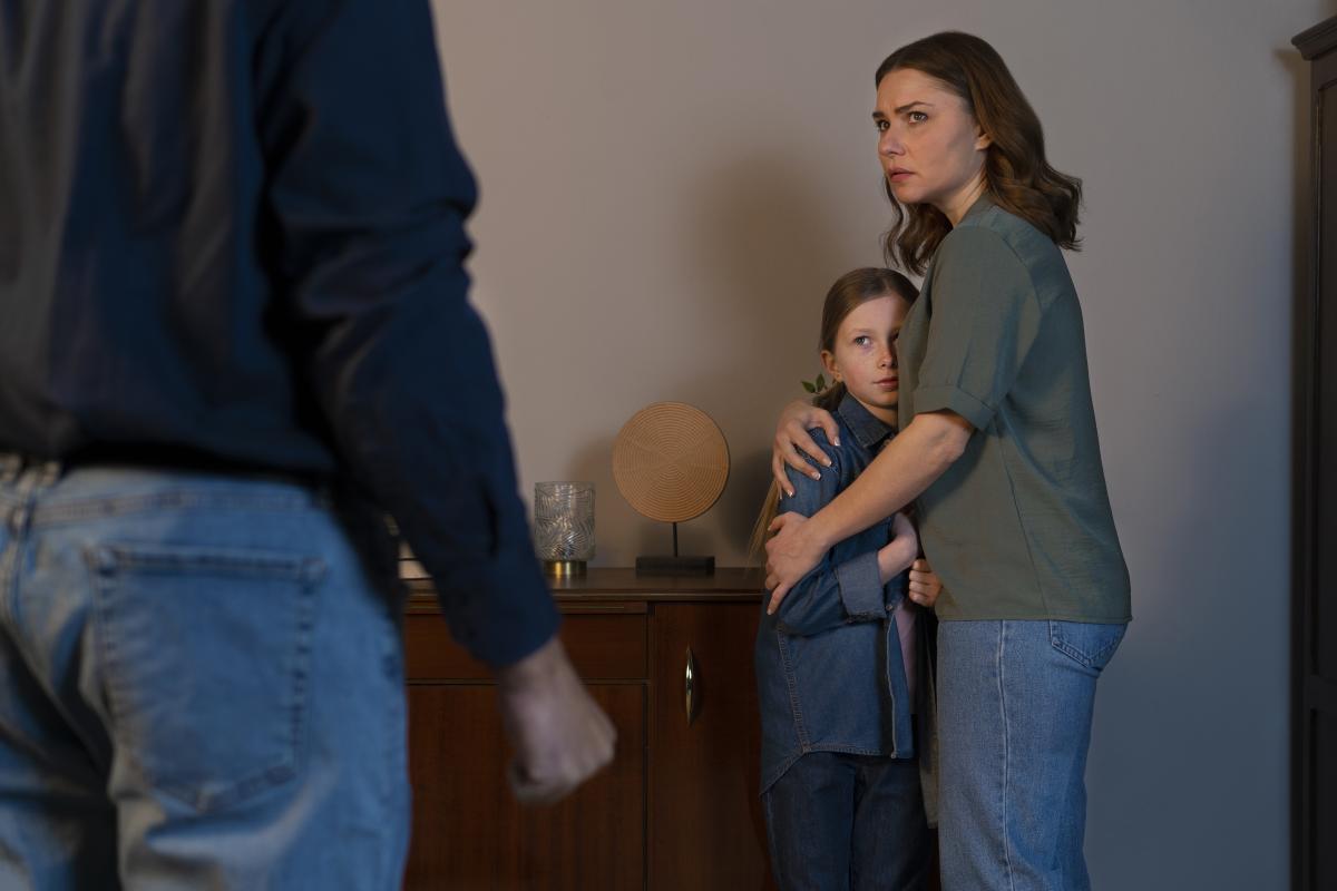 vrouw en kind bang voor vader