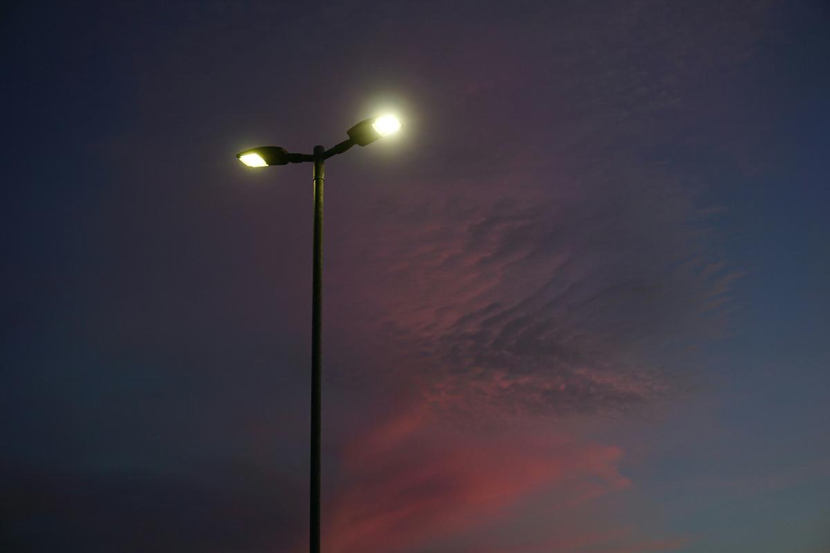 openbare verlichting bij zonsondergang