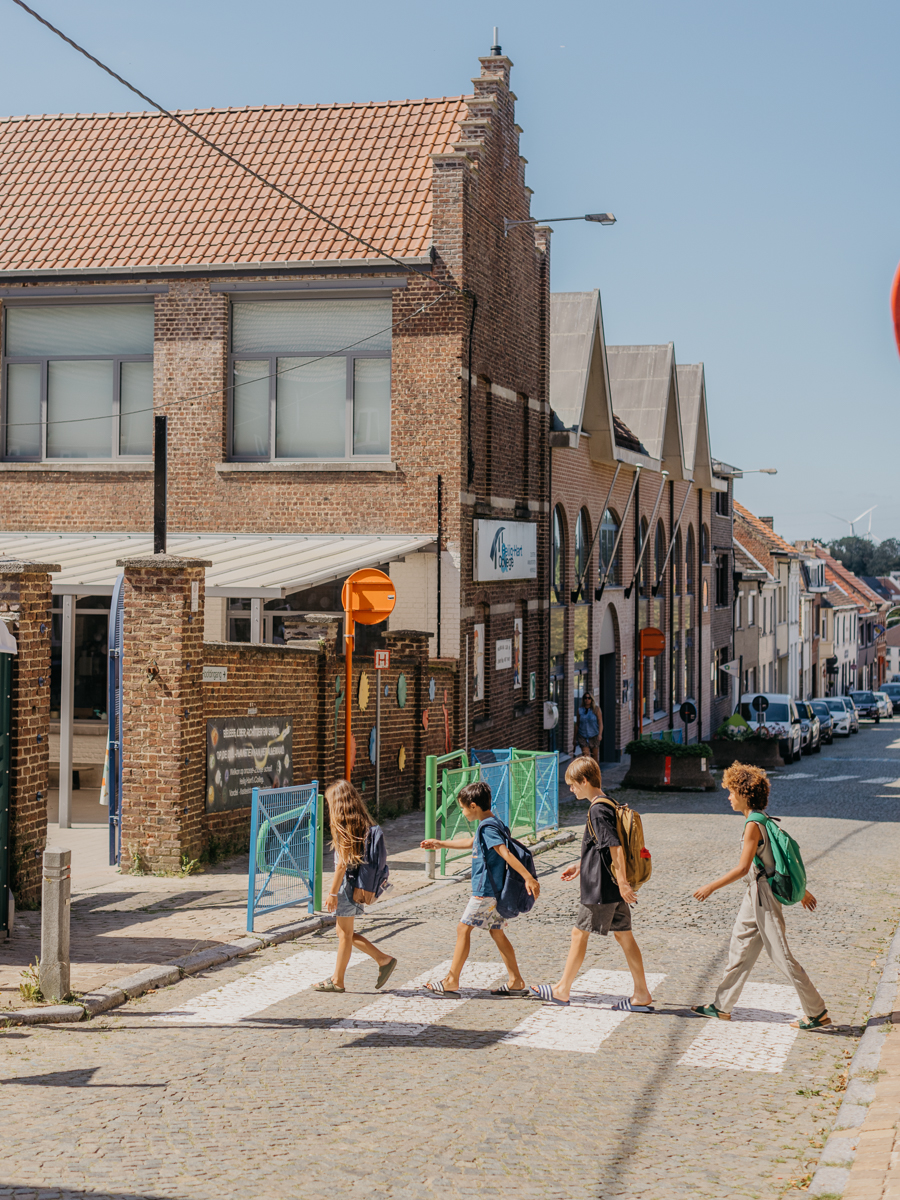 kinder steken de straat over aan een veilige schoolomgeving