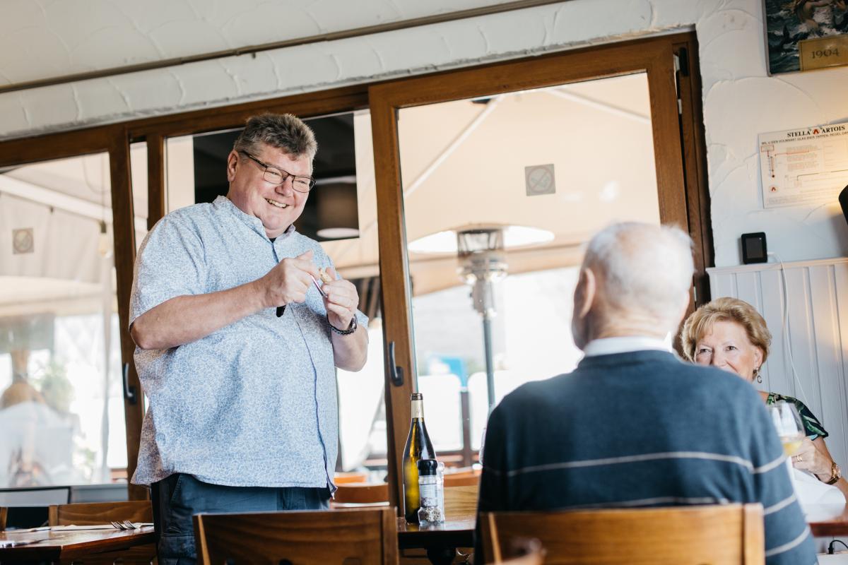 Philippe Sweers bedient zijn klanten In de Molen.