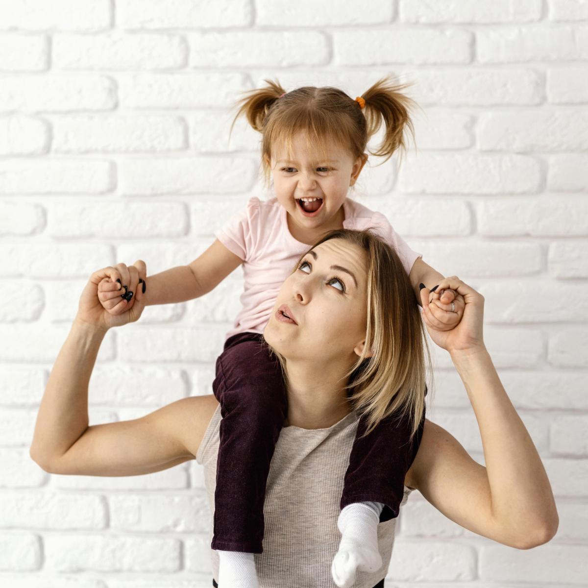 mama speelt met kindje Image by Freepik