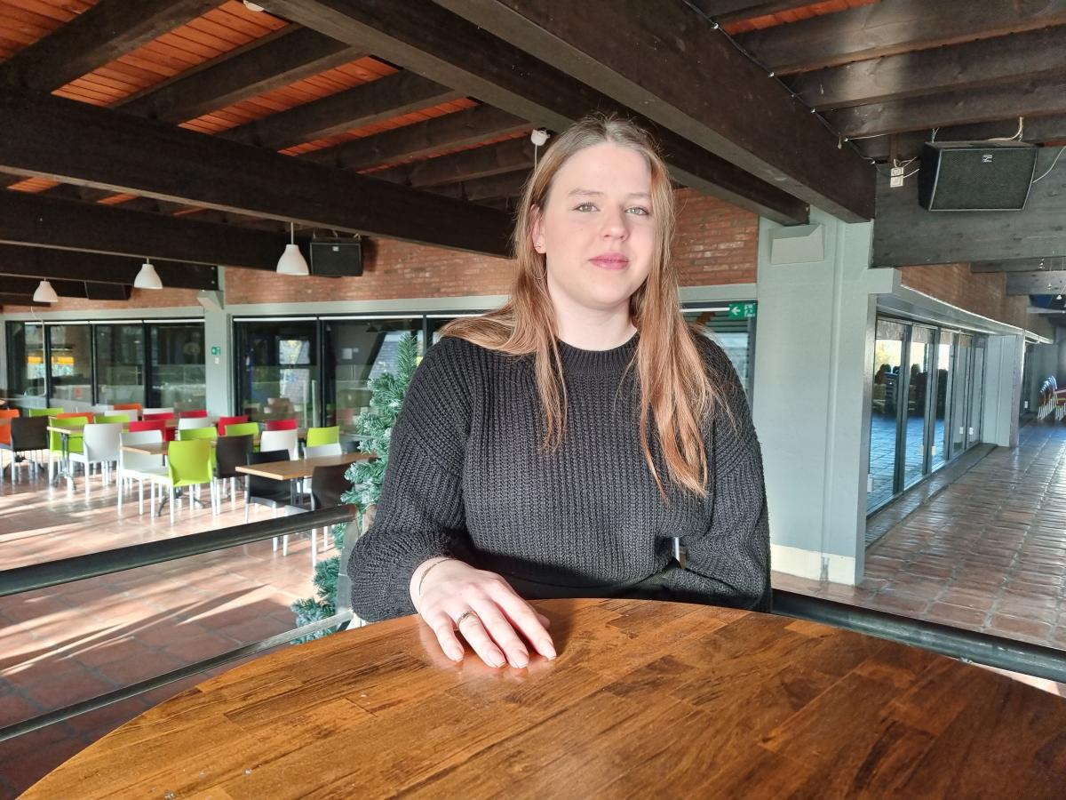 Emma, nieuwe uitbaatster sportcafé De Bres