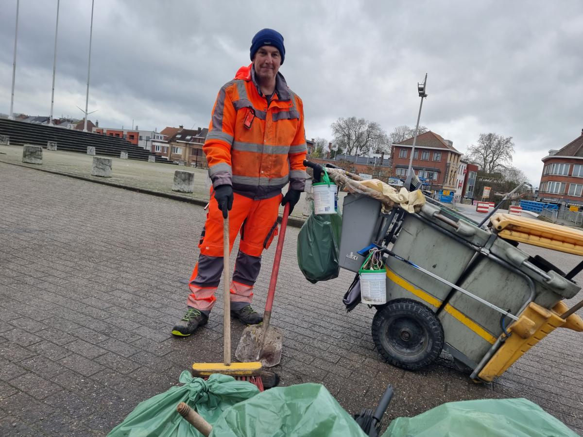 Dirk Vouts aan het werk op het Stationsplein in Halle.