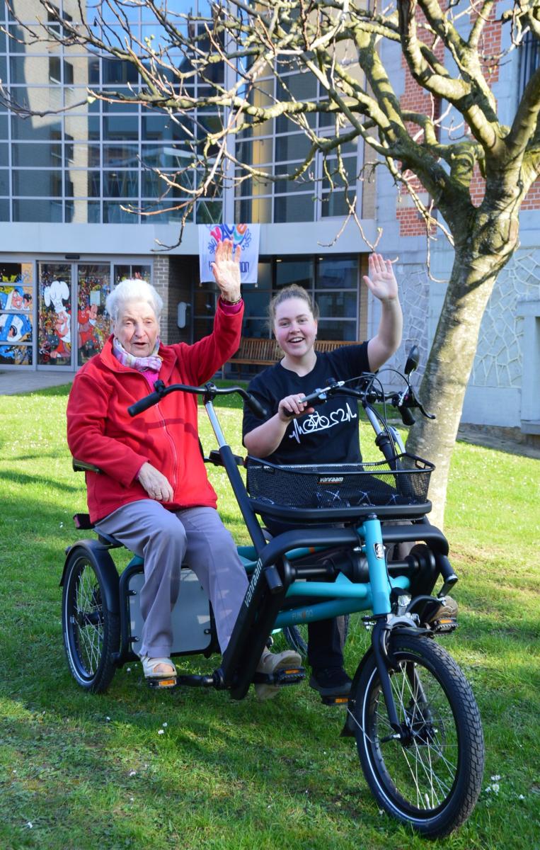 Werknemer Zonnig Huis en gebruiker op de duofiets