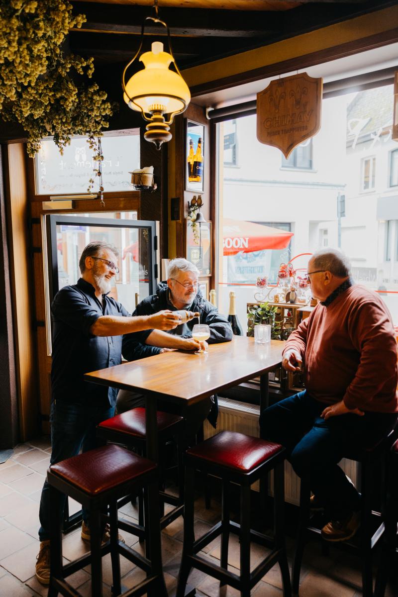 Uitbaters Frank en Mina bedienen klanten