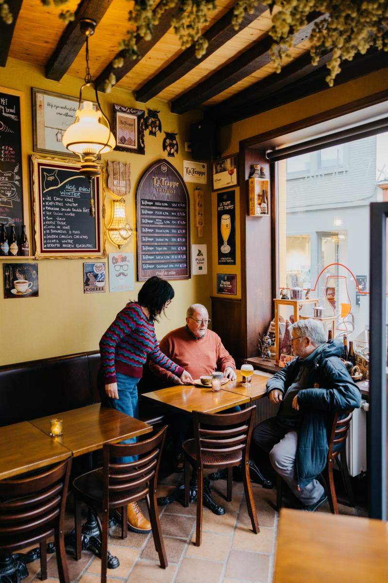 Uitbaters Frank en Mina bedienen klanten