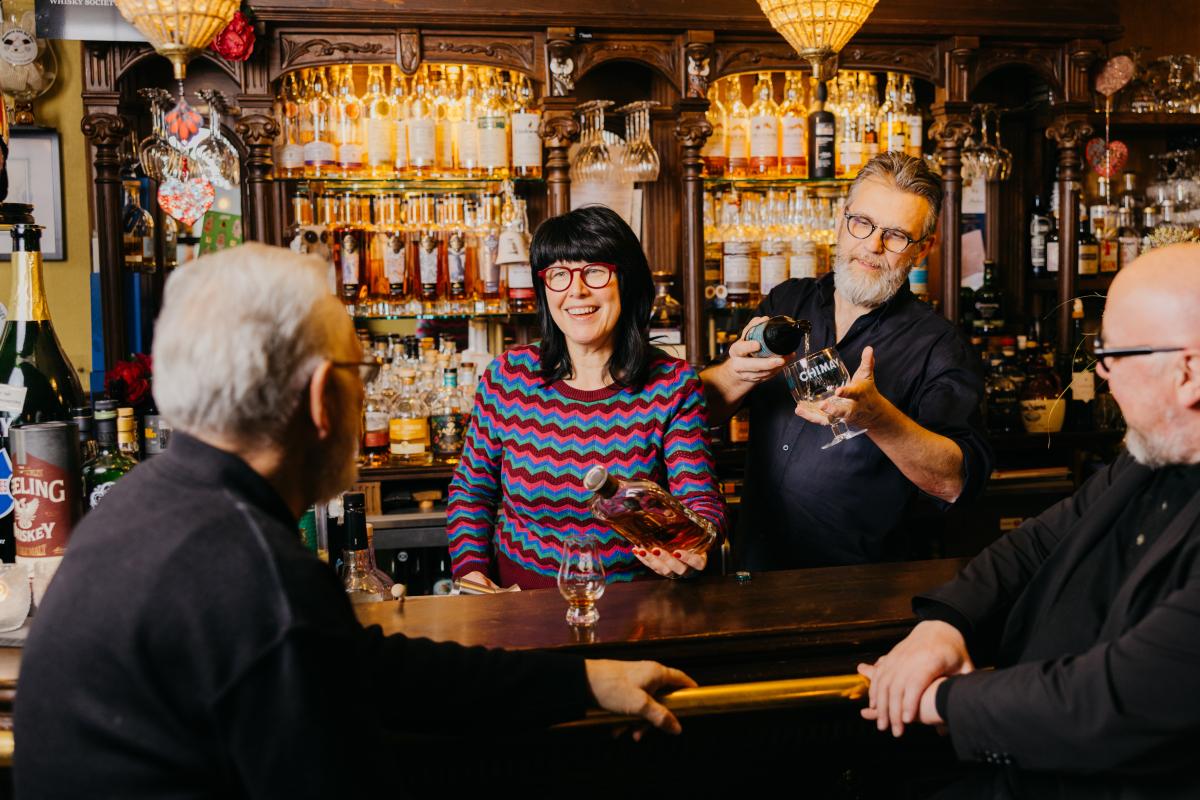 Uitbaters Frank en Mina bedienen klanten