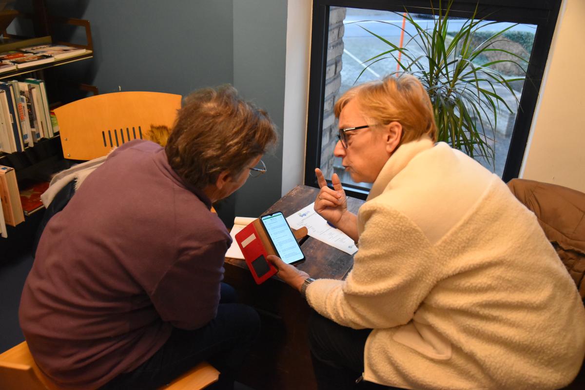 iemand wordt geholpen in de Digiplek