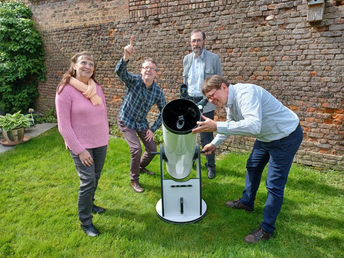 Sterrenkundevereniging Mercurius kijkt naar de hemel.