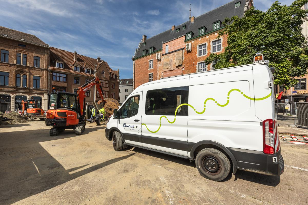 Bouw van middenspanningscabine op speelplein Heilig&College