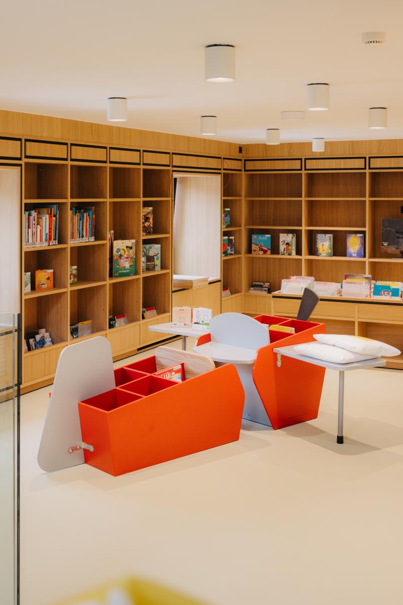 Het kasteel Van Volsem is omgebouwd tot een moderne bibliotheek. (c) Kevin Faingnaert