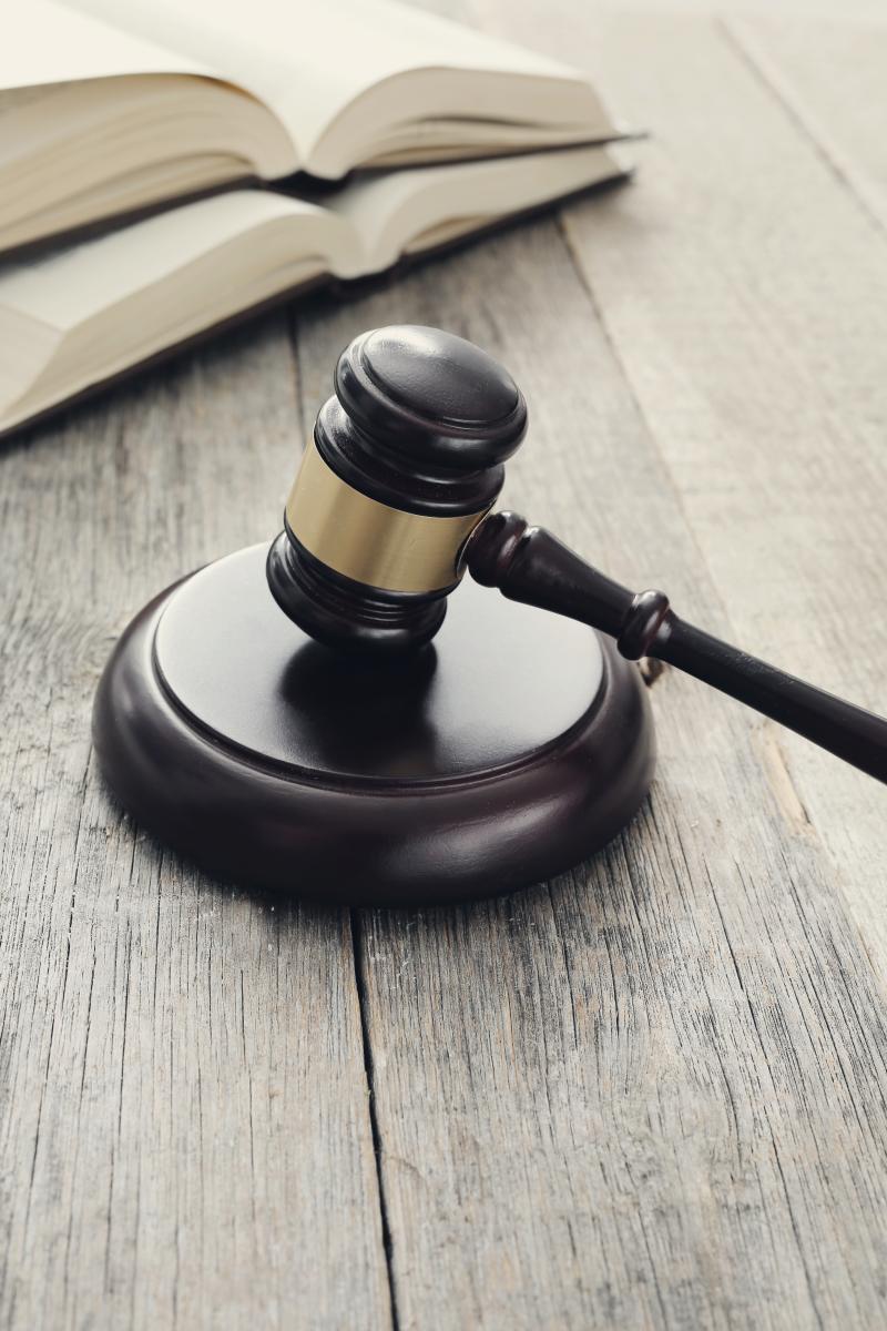 hamer rechter copy Freepik