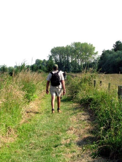 wandelaar op trage weg
