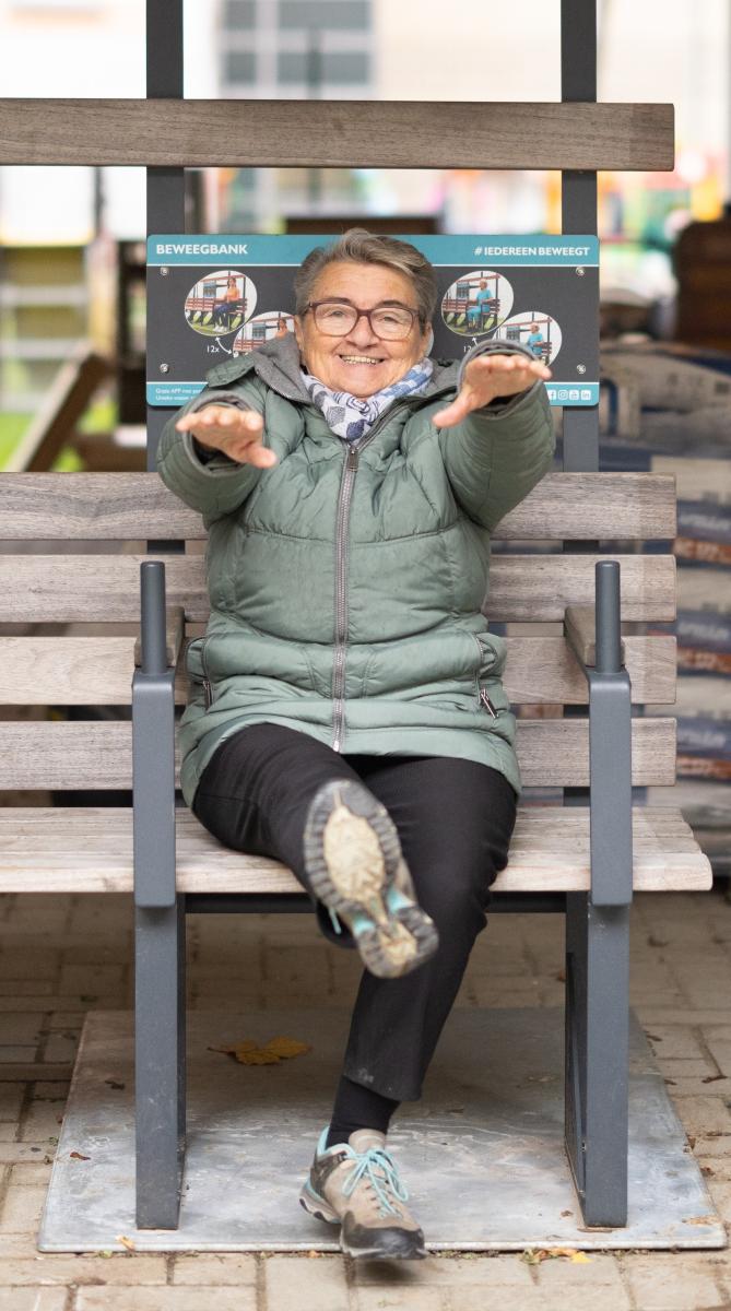 Vrouw doet oefeningen op de beweegbank in Halle