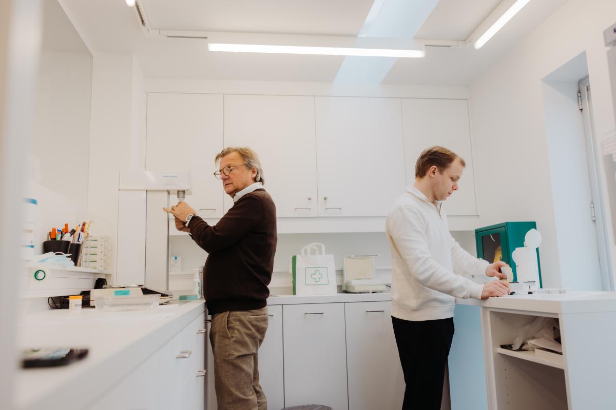 Vader en zoon Beaujean in de apotheek.